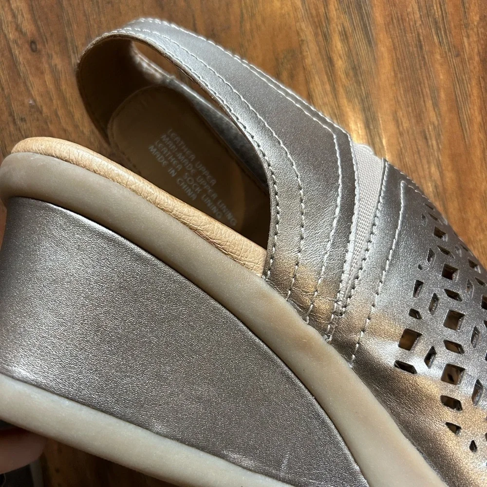 Stylish Women's Silver Wedge Sandals - Picture 5 of 7